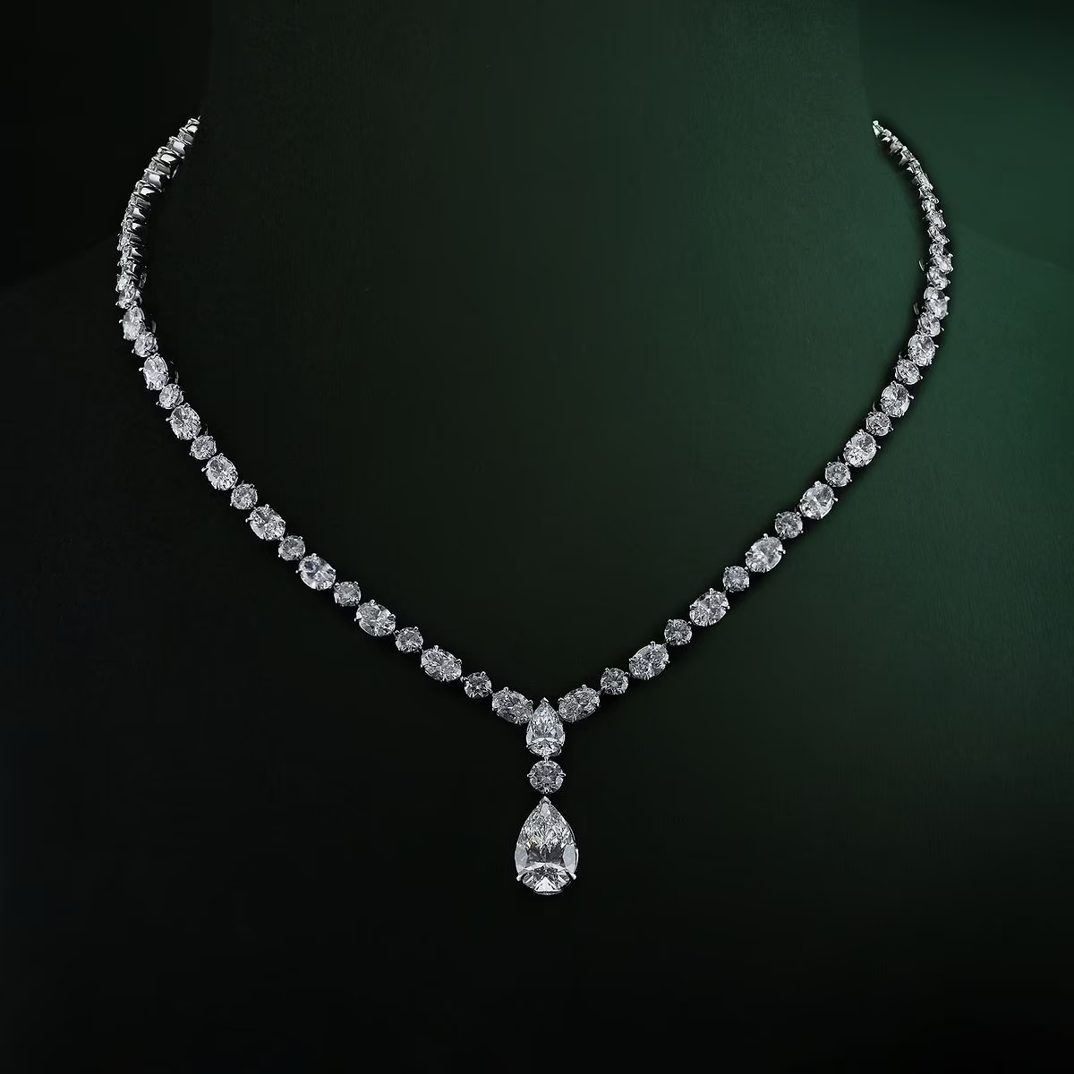 Duchess-Line-Lab-Diamond-Necklace-for-Gala-Nights